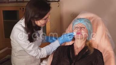 医生为一位前来做抗衰老手术的妇女清洁面部皮肤
